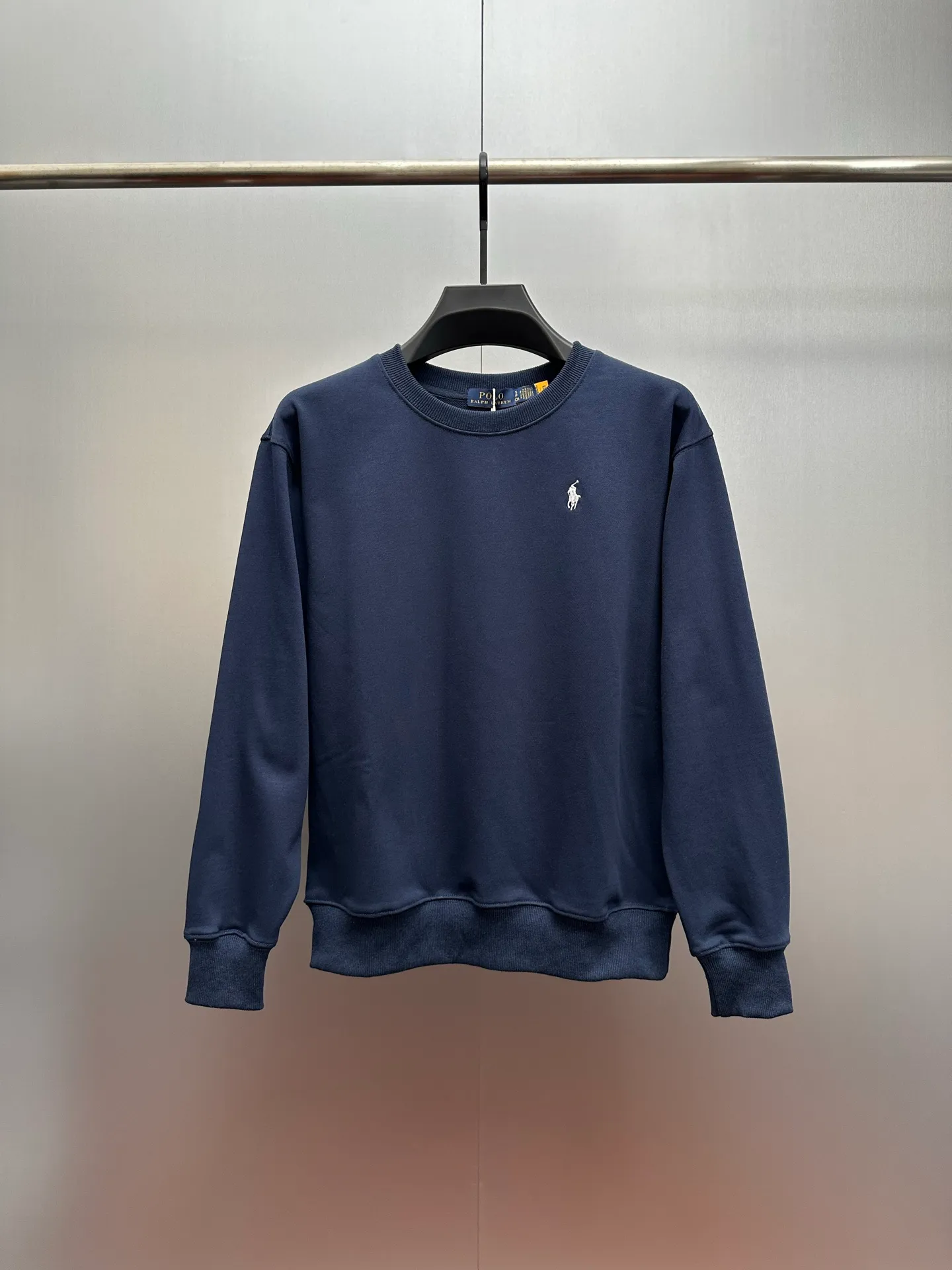 P240 Ralph Lauren/Ralph Lauren classic pony logo jersey long-sleeved sweatshirt. Loose and lazy casual style design. The solid color base is simple and versatile, making it easy to control various styles. ‌The coat fabric is made of 60% cotton➕40% polyester, which not only retains the softness, comfort and breathability of cotton, but also adds the wear resistance and wrinkle resistance of polyester fiber, making the clothes more durable and easy to care for. Even in slightly cooler weather, you won't feel stuffy when wearing it. This kind of fabric has a natural crisp feel and is not easy to pill or deform. The large logo embroidery on the chest is full of color, full of three-dimensionality and lifelike. Designed in the same style for men and women, it is suitable for couples or family wear. It is both practical and beautiful. It is an indispensable and practical item in the wardrobe! Ralph Lauren's age-reducing items add a bit of liveliness and interest to the entire sweatshirt. There is no pressure to dress, regardless of age or gender. Complete accessories!  Color: Navy Size: S-xL